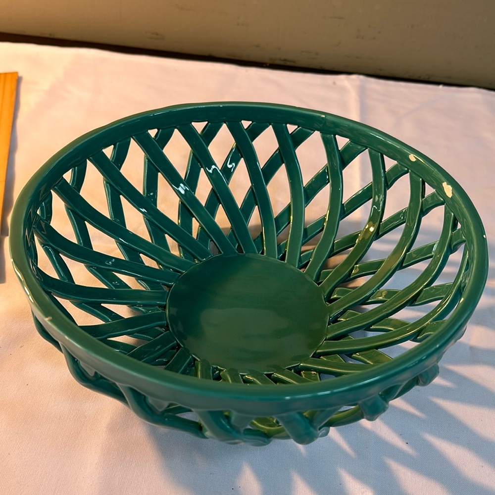 Ceramic basket - Picture 1 of 12